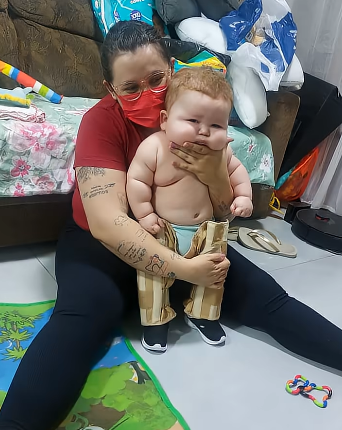 Alejandro acompañado por una mujer y con apoyos en las piernas